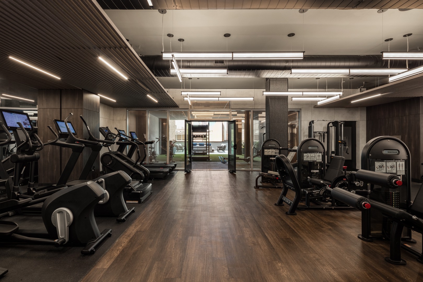 89Dekalb_INT_FitnessCenter_MainRoomCardioAndWeightMachines